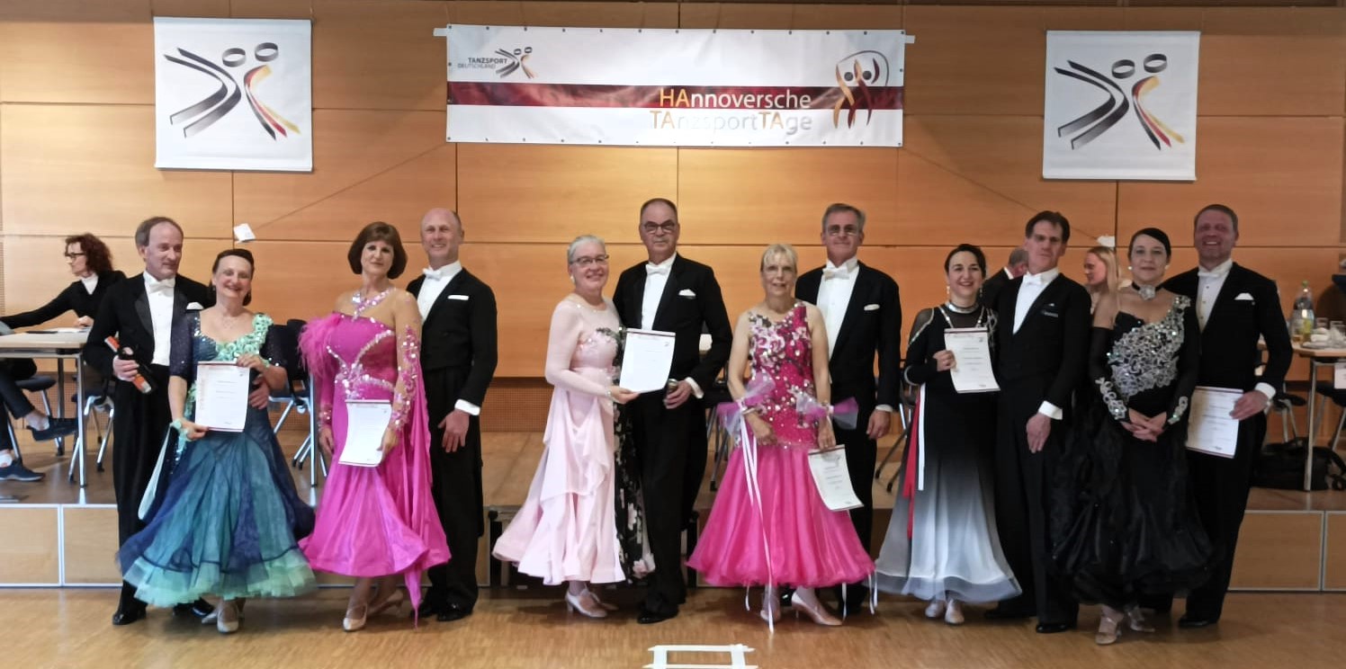 Birgit und Uwe Baars bei den HaTaTas 2024 erreichten den 3. Platz (drittes Paar von links / Foto: privat) Birgit und Uwe Baars bei den HaTaTas 2024 erreichten den 3. Platz (drittes Paar von links / Foto: privat)