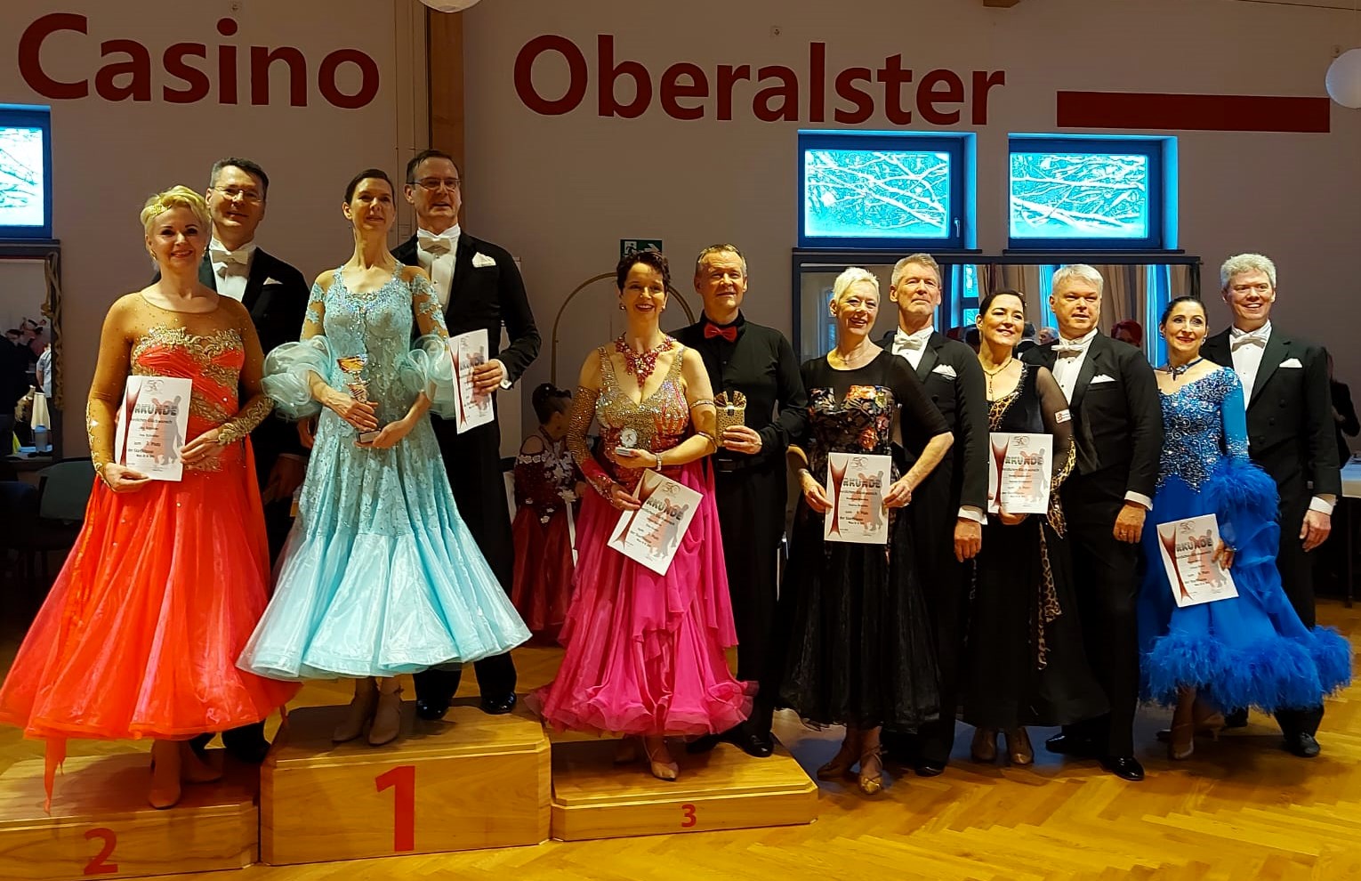 Neujahrsturnier Casino Oberalster 2024 - Reinhard und Sabine Brandes vierte von links (Foto: privat)