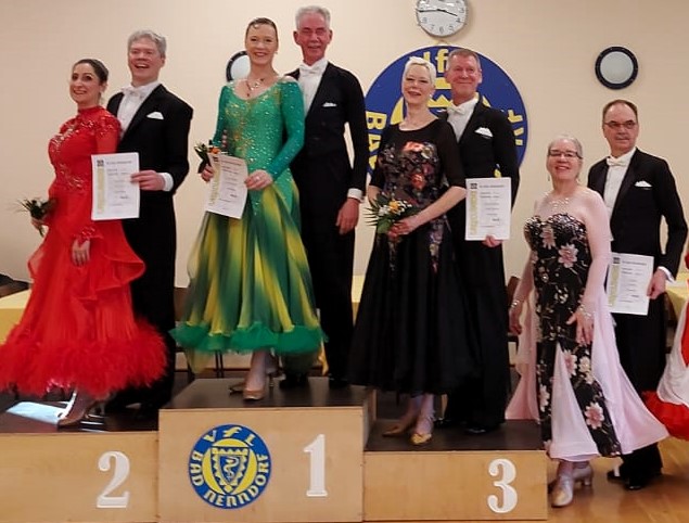 Siegerbild Pokalturnier 2024 Samtgemeinde Nenndorf (3. v.l.: Sabine und Reinhard Brandes, 4. v.l. Birgit und Uwe Baars) Foto: privat