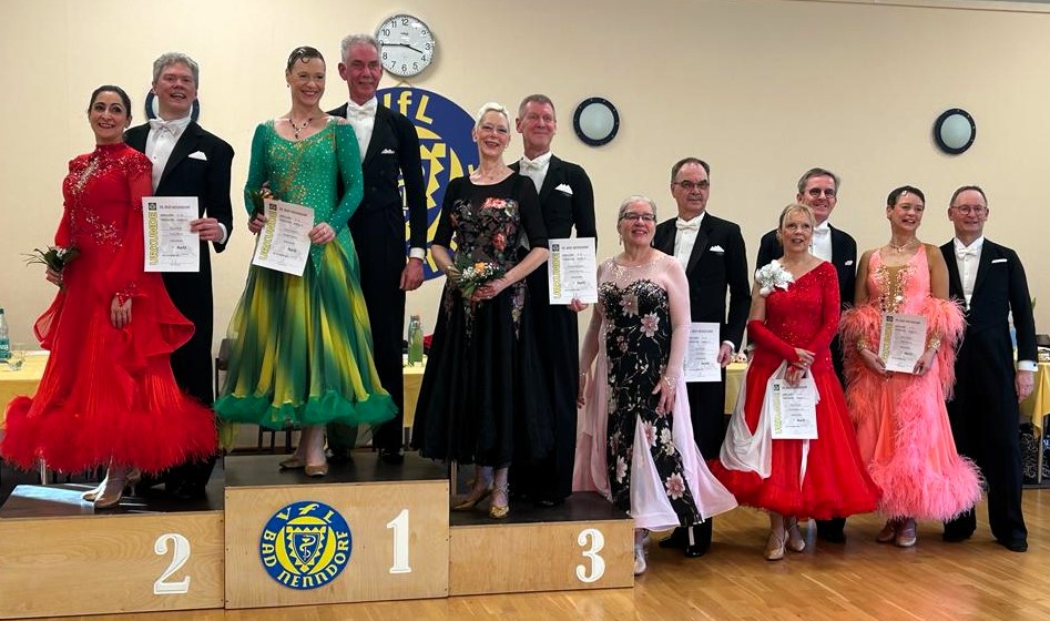 Pokalturnier 2024 der Samtgemeinde Nenndorf / 3. v. l. Sabine und Reinhard Brandes, 4. v.l. Birgit und Uwe Baars (Foto: privat)