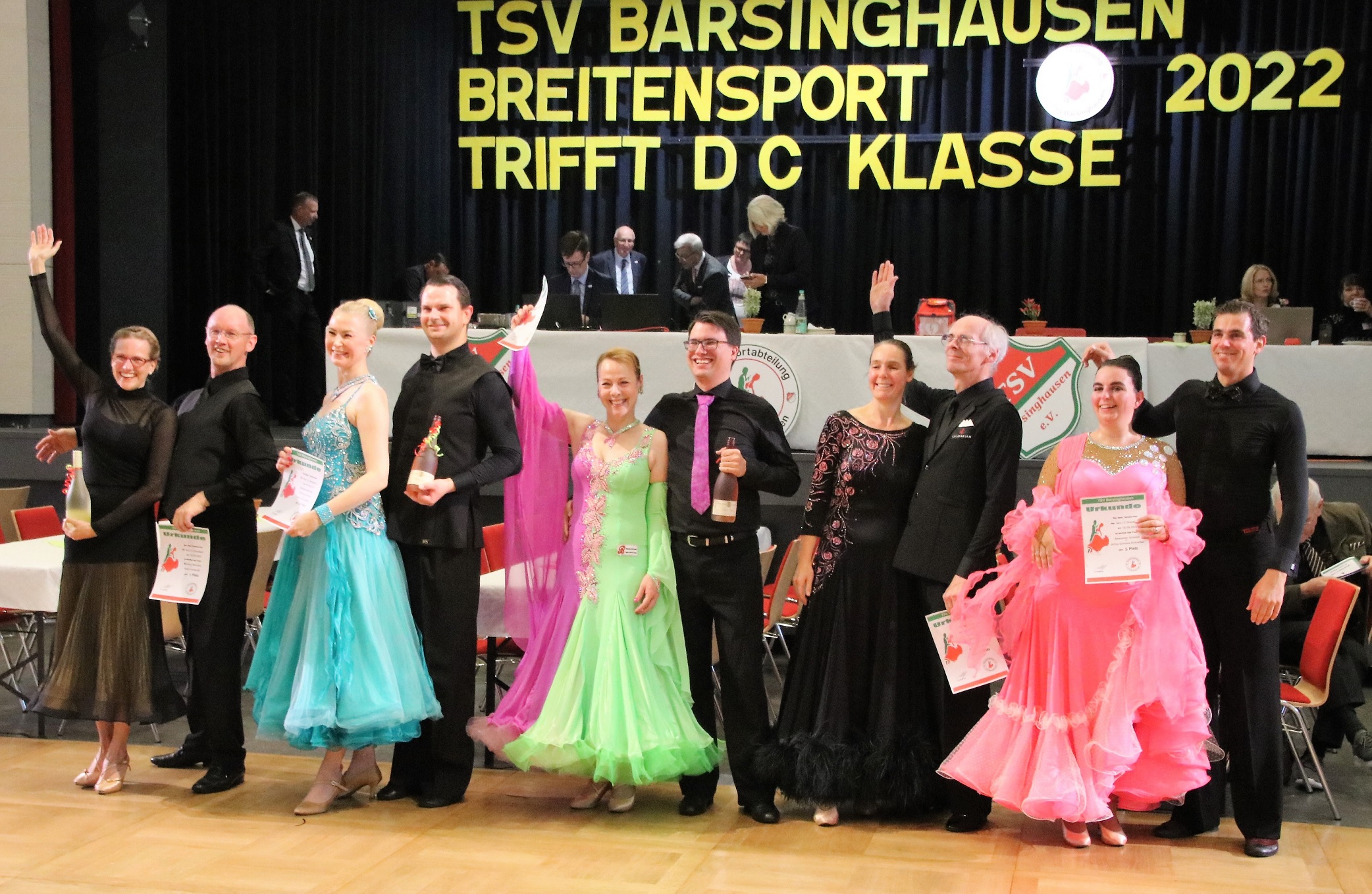 v.l.: Alina Cizmesija und Michael Behrens, Sabrina Schlömp und Henning Grinke, Swantje Kunz und Manuel Max, Stephanie und Jens Müller, Jenny Schulze.Schreiber und Alexander Schulze (Foto: Lutz Ahlborn)