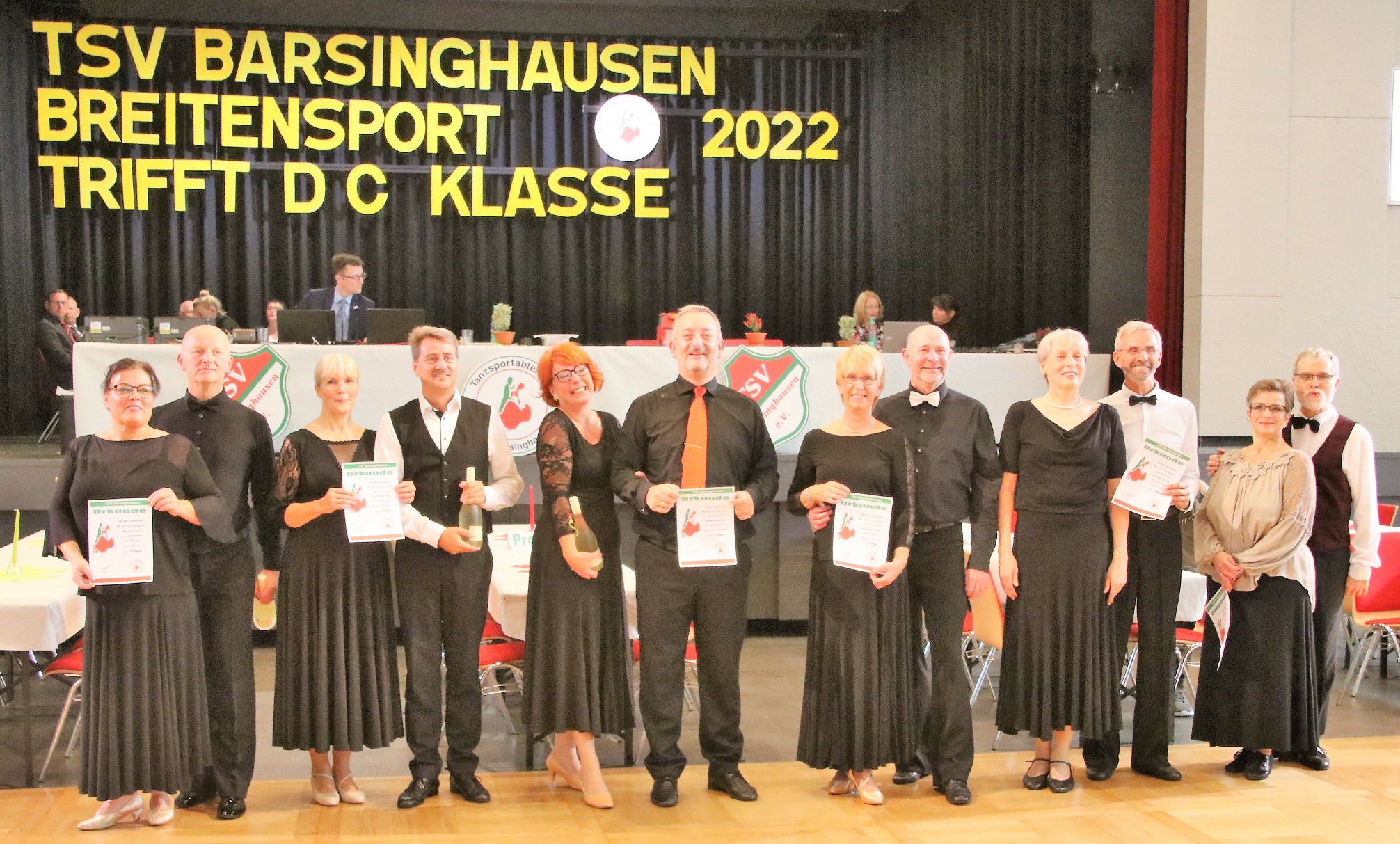v.l.: Nicole Beyer und Dirk Menzel, Nicole und Lutz Grünhagen, Ilka Froböse-Antonic und Dr. Bodo Antonic, Regina Duensing und Klaus Steding, Annette und Reinhard Spieker, Annette und Klaus Pätow (Foto: Lutz Ahlborn)