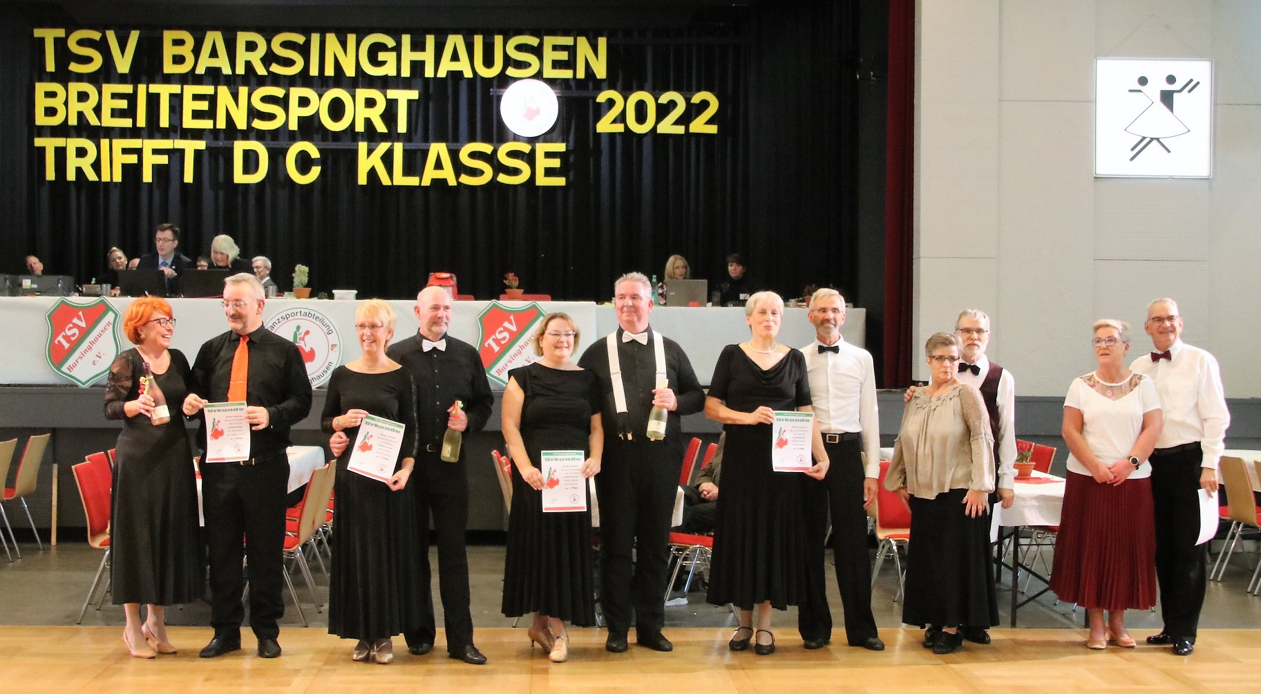 v.l.: Ilka Froböse-Antonic und Dr. Bodo Antonic, Regina Duensing und Klaus Steding, Kerstin und Steffen Bender, Annette und Reinhard Spieker, Annette und Klaus Pätow, Susanne und Christoph Lobisch (Foto: Lutz Ahlborn)